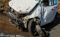 盗抢的机动车发生交通事故造成伤害应由谁来承担赔偿责任