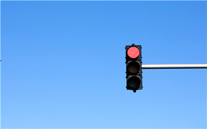 闯红灯的交通事故责任认定标准