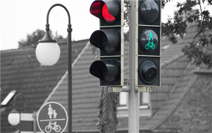 避让闯红灯行人导致交通事故责任由谁承担